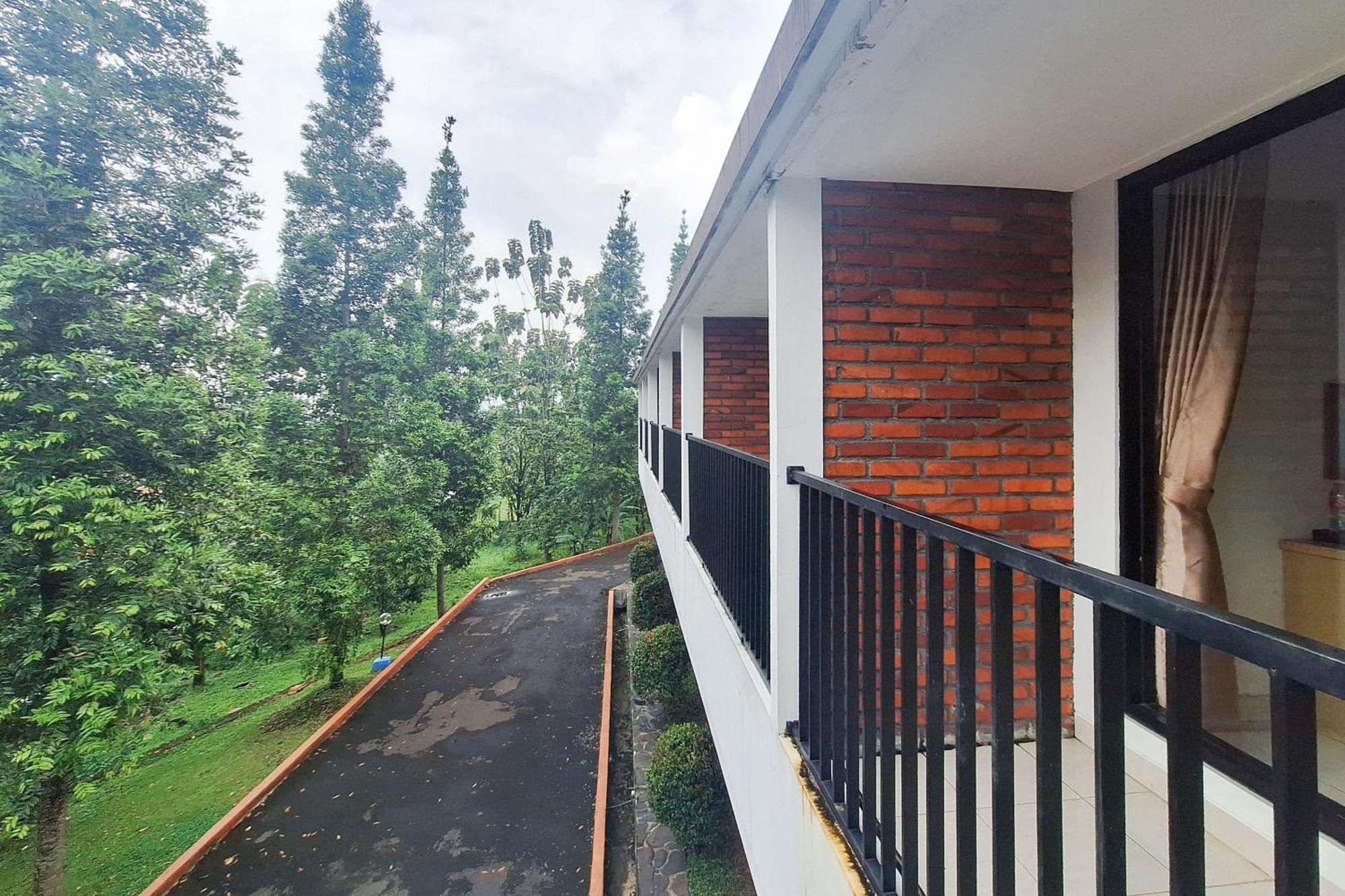 Reddoorz Resort At Tridaya Cisarua Puncak Kültér fotó
