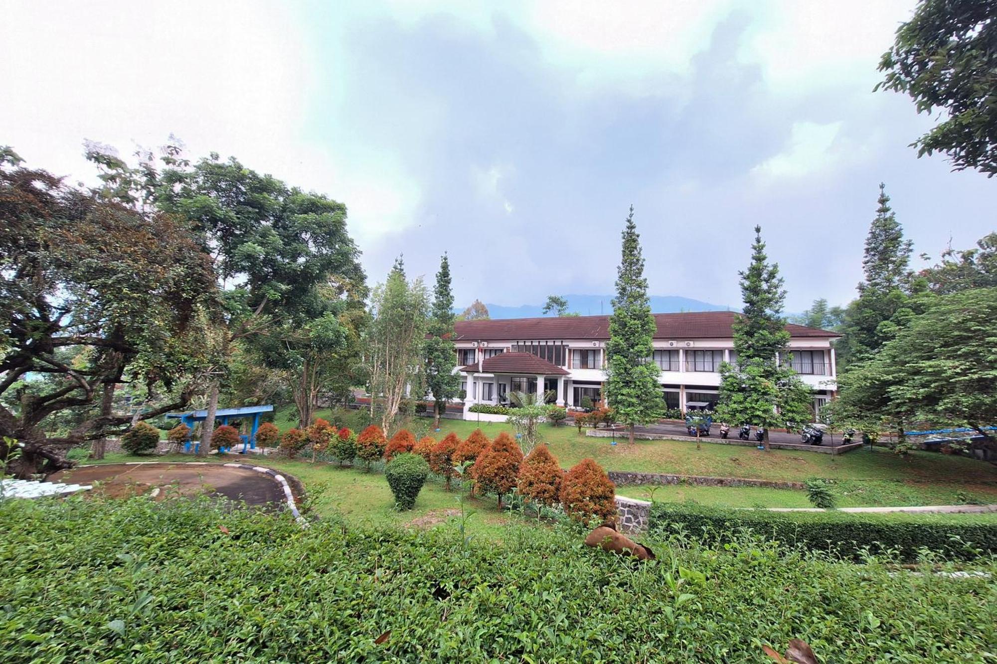 Reddoorz Resort At Tridaya Cisarua Puncak Kültér fotó