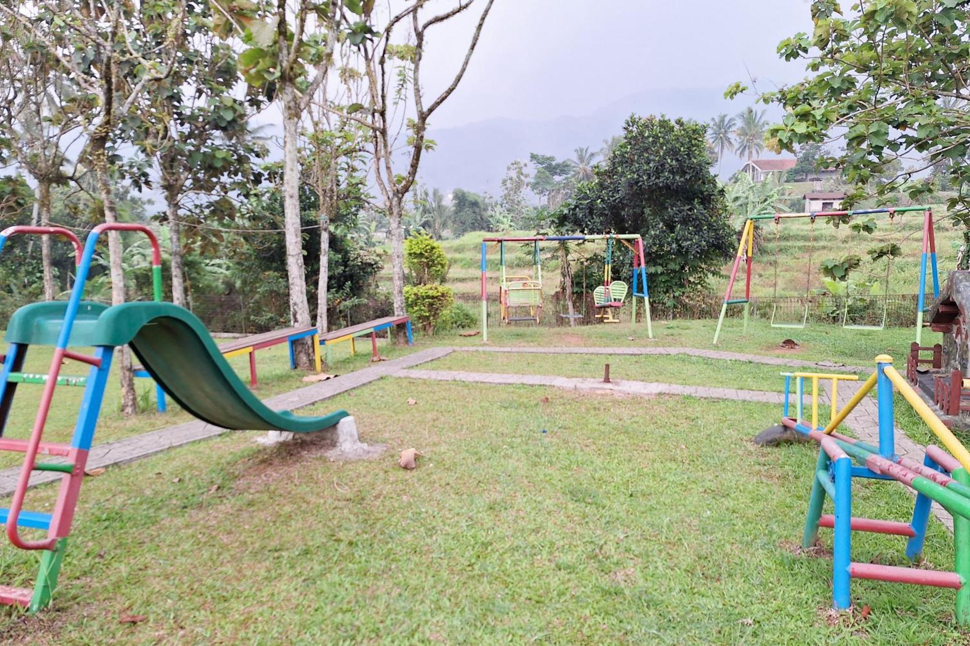 Reddoorz Resort At Tridaya Cisarua Puncak Kültér fotó